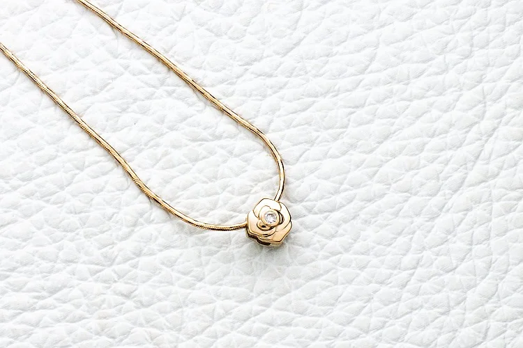 Колье Цветок из красного золота с 2 бриллиантами