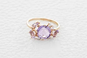 Кольцо из красного золота с аметистом, гранатом и хризолитом