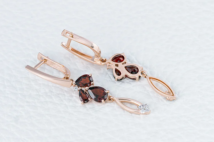 Серьги из красного золота с 6 гранатами и 8 фианитами