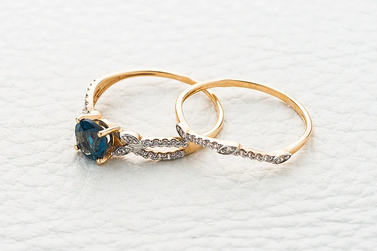 Кольцо из красного золота с топазом лондон и 35 фианитами