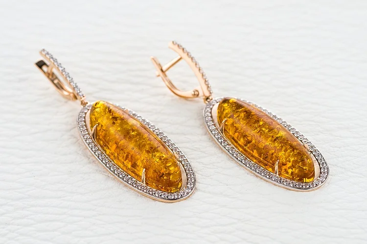 Серьги из красного золота с янтарём и 132 фианитами