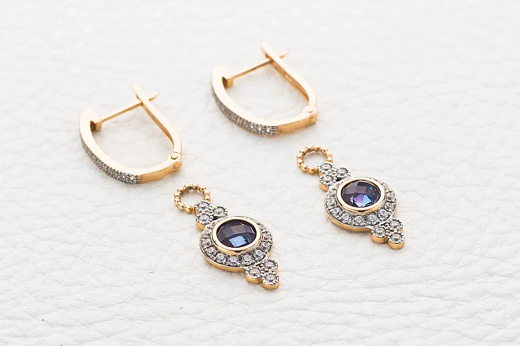 Серьги-трансформеры из красного золота с 2 александритами и 66 фианитами