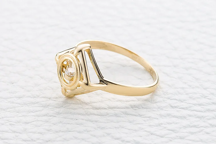 Кольцо из жёлтого золота с фианитом