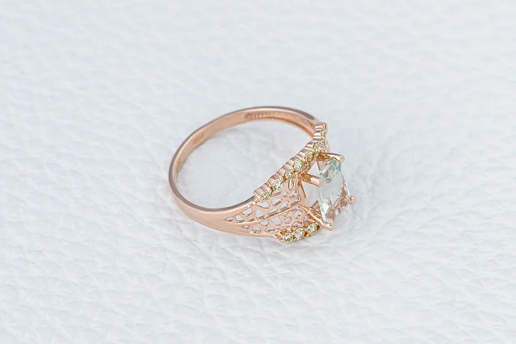 Кольцо из красного золота с празиолитом и 17 фианитами