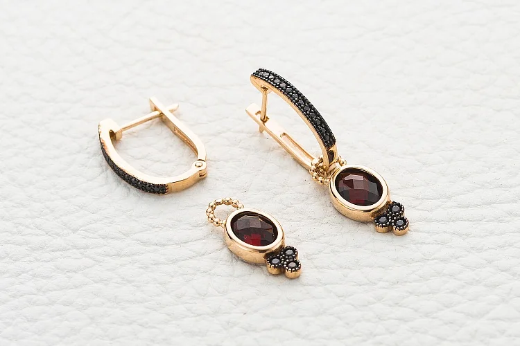 Серьги-трансформеры из красного золота с 2 гранатами и 32 фианитами