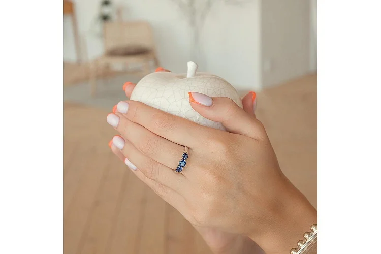 Кольцо из белого золота с 3 корундами