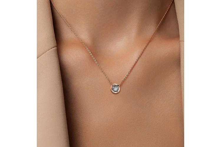 Подвеска из красного золота с 28 выращенными бриллиантами