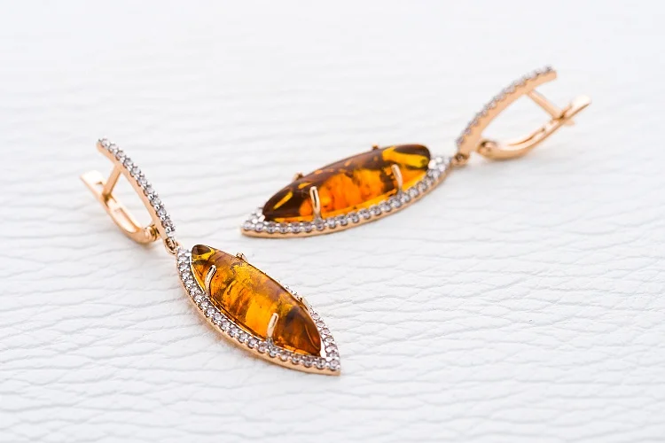 Серьги из красного золота с янтарём и 100 фианитами