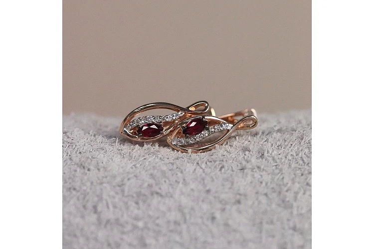 Кольцо из красного золота с рубином и 8 бриллиантами