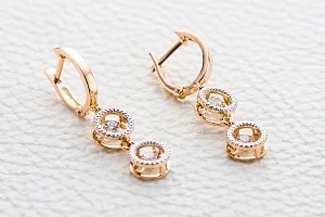 Серьги из красного золота с 4 фианитами
