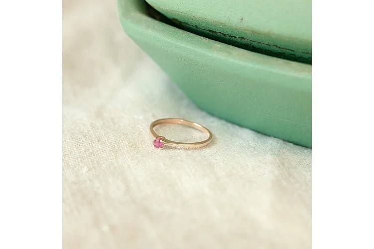 Кольцо из красного золота с рубином