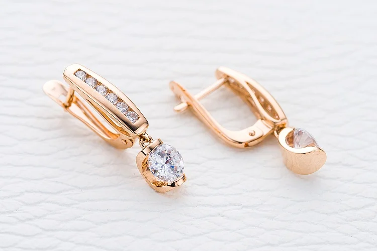 Серьги из красного золота с 14 фианитами