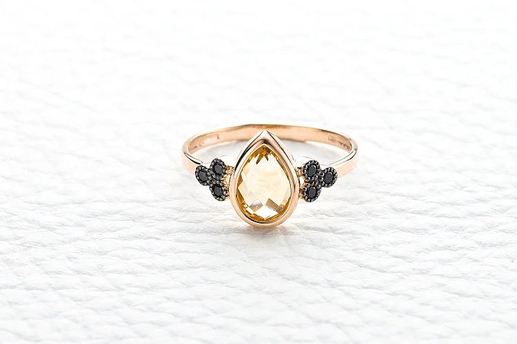 Кольцо из красного золота с цитрином и 6 фианитами