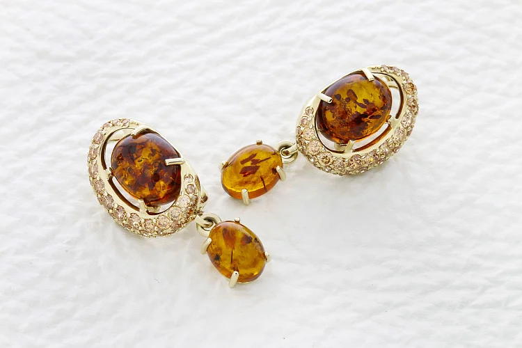 Серьги из жёлтого золота с янтарём и 74 фианитами