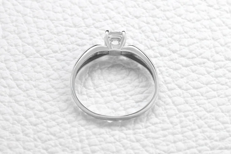 Кольцо из белого золота с кристаллом swarovski