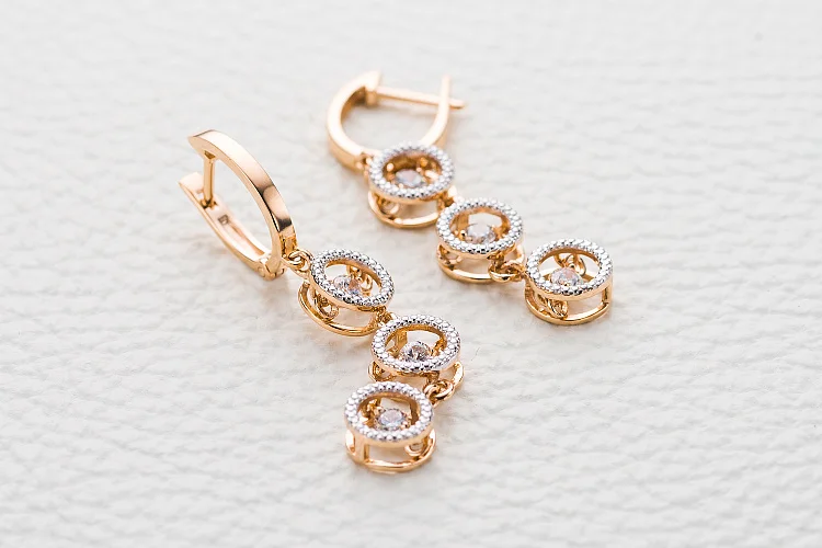 Серьги из красного золота с 6 фианитами