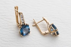 Серьги из красного золота с 2 топазами лондон и 8 фианитами