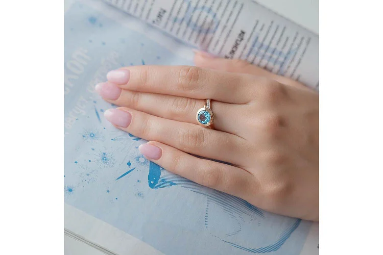 Кольцо из красного золота с топазом swiss и 36 фианитами