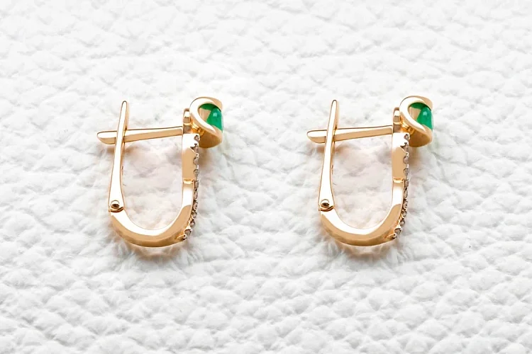 Серьги из красного золота с 2 изумрудами и 20 бриллиантами