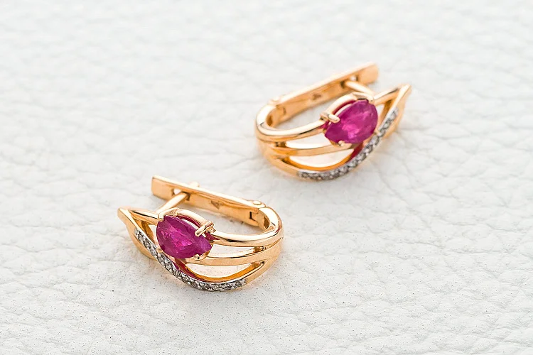 Серьги из красного золота с 2 рубинами и 24 бриллиантами