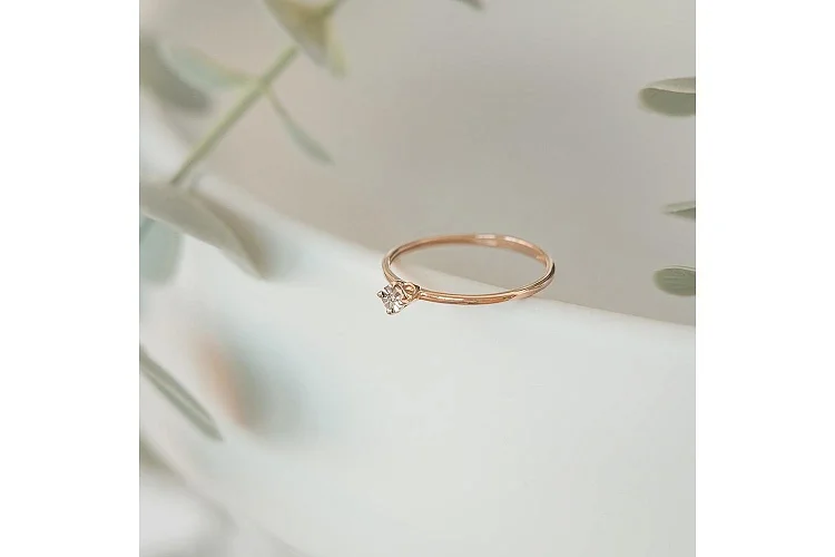 Кольцо из красного золота с бриллиантом