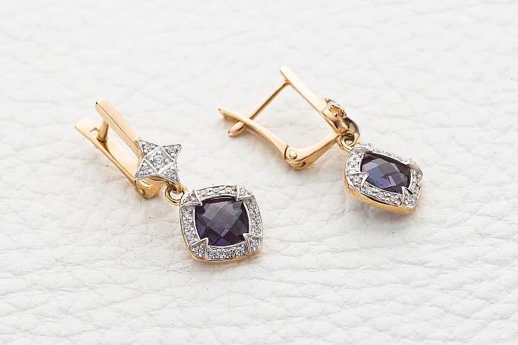 Серьги из красного золота с 2 александритами и 42 фианитами