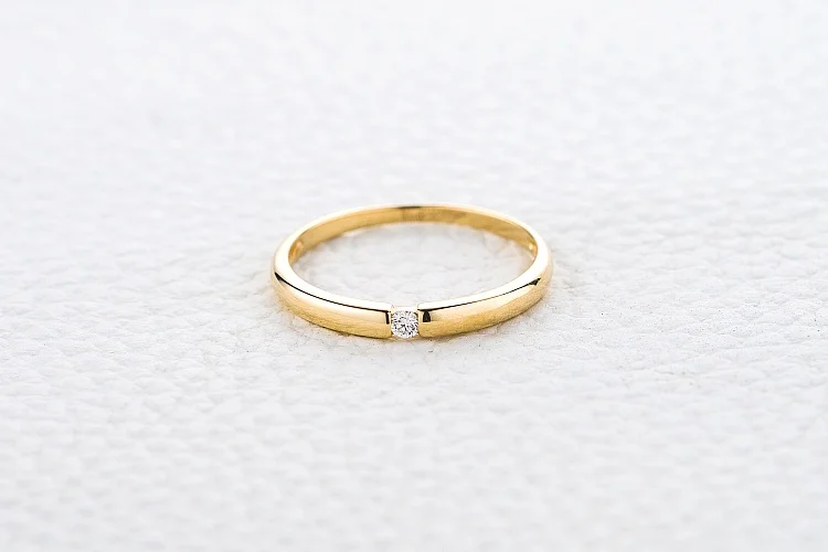 Кольцо из жёлтого золота с бриллиантом