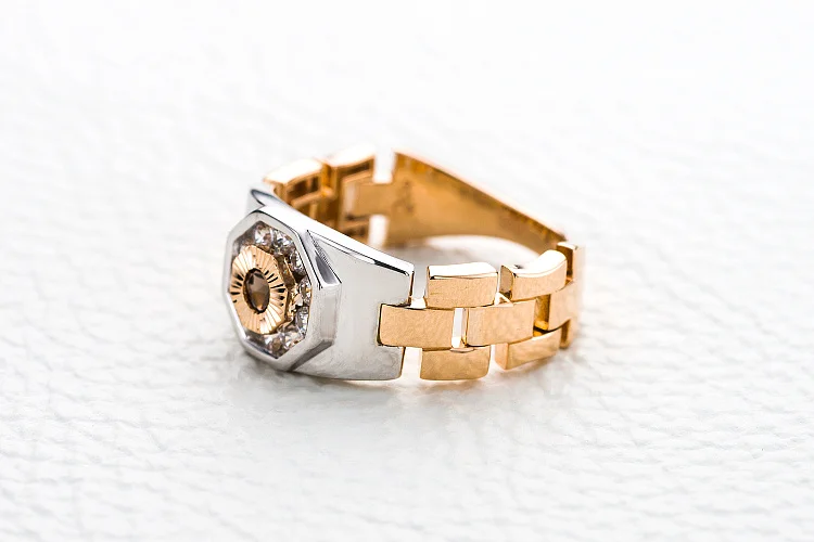 Печатка из красного золота с раухтопазом и 10 фианитами