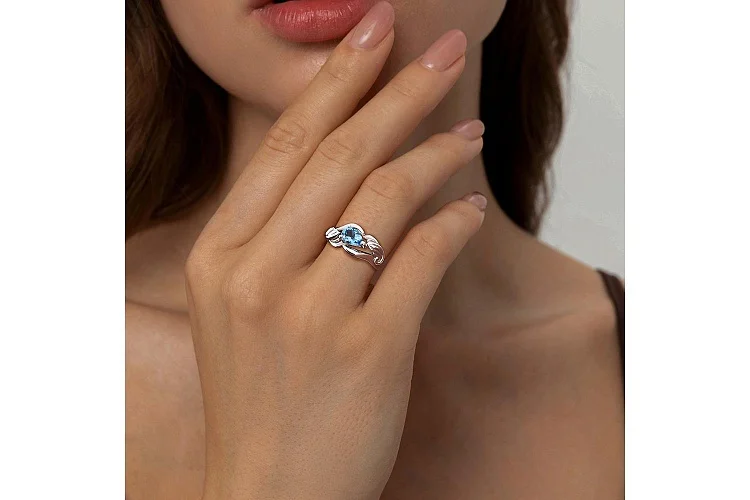 Кольцо из белого золота с топазом swiss