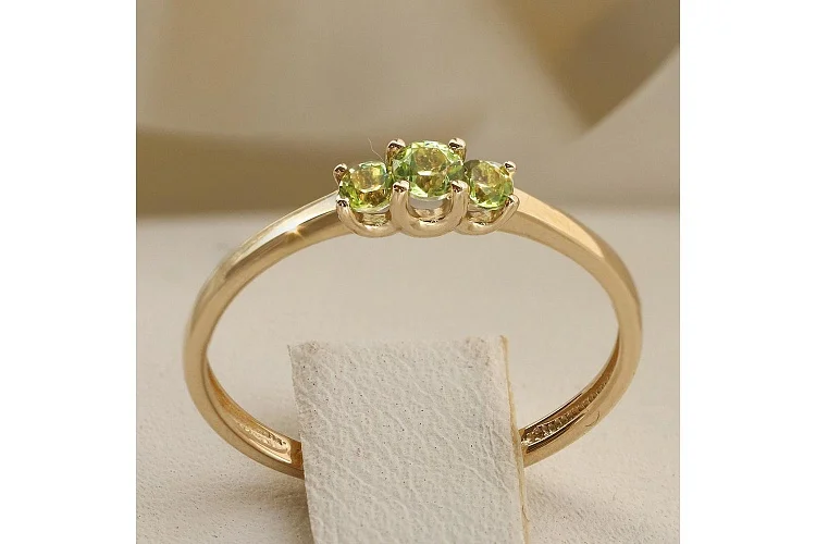 Кольцо из жёлтого золота с 3 хризолитами