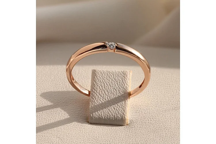 Обручальное кольцо из красного золота с бриллиантом