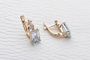 Серьги Цветы из красного золота с 2 топазами sky и 6 фианитами