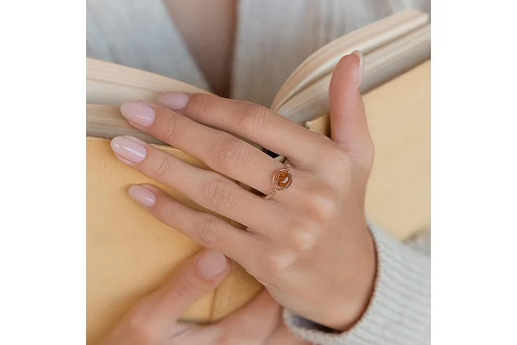 Кольцо из красного золота с янтарём