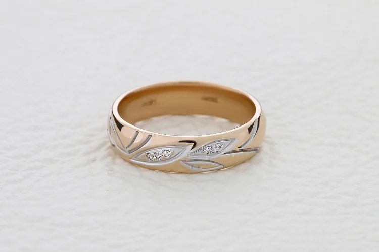 Обручальное кольцо из красного золота с 5 бриллиантами