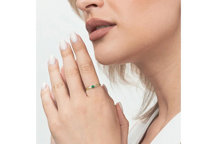 Кольцо из жёлтого золота с изумрудом и 6 бриллиантами