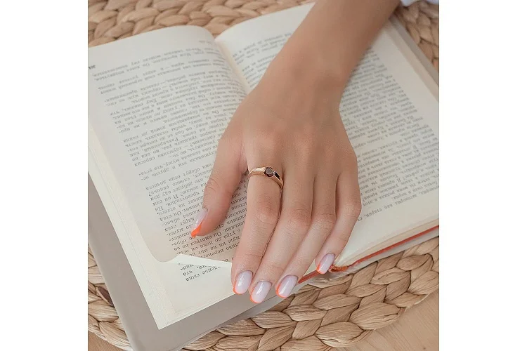 Кольцо из красного золота с гранатом