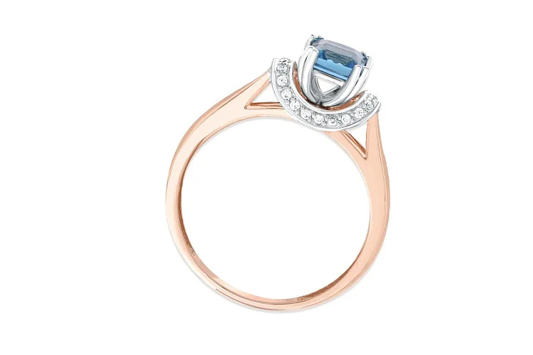 Кольцо из красного золота с топазом swiss и 22 фианитами