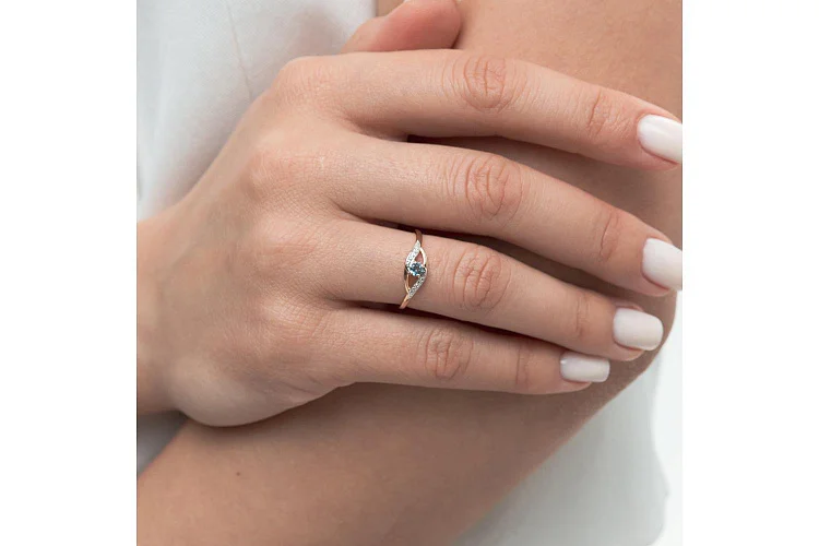 Кольцо из красного золота с топазом swiss и 8 фианитами