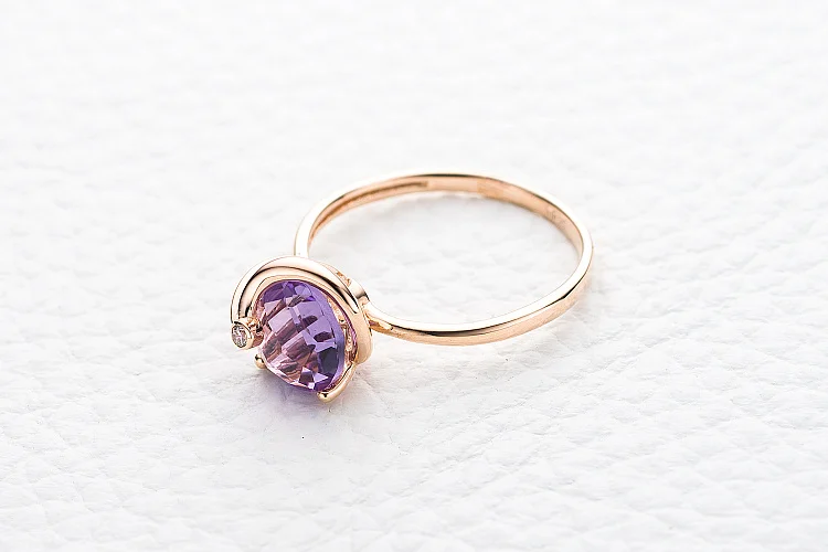 Кольцо из красного золота с аметистом и фианитом