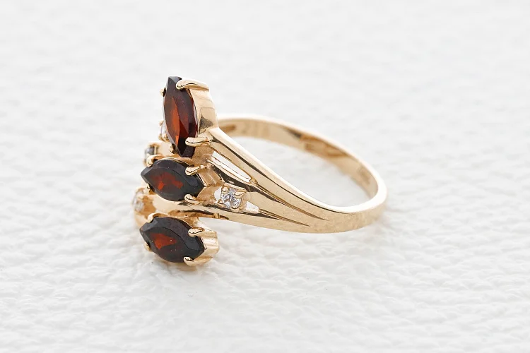 Кольцо из красного золота с 3 гранатами и 4 фианитами
