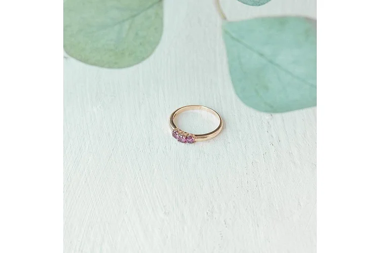 Кольцо из красного золота с 3 родолитами