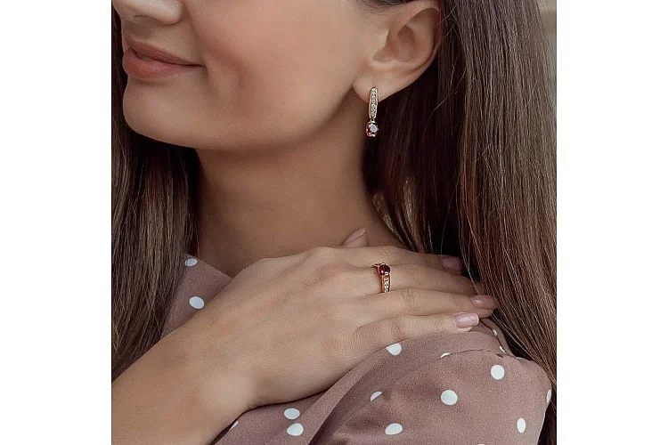 Серьги из красного золота с 2 гранатами и 12 фианитами