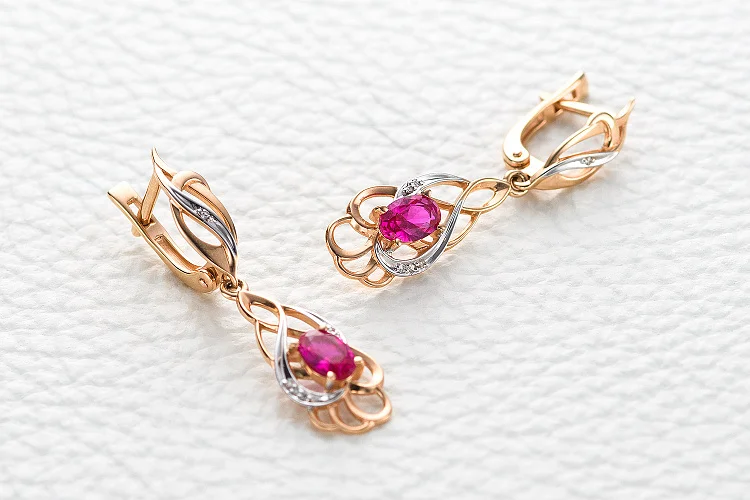 Серьги из красного золота с 2 корундами и 12 бриллиантами