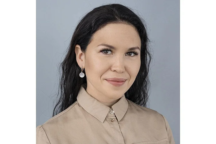 Серьги из красного золота с перламутром и 16 фианитами