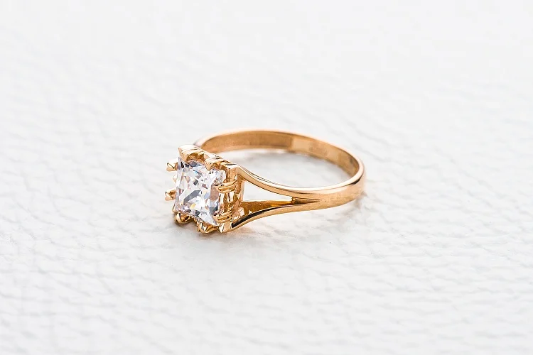 Кольцо из красного золота с кристаллом swarovski