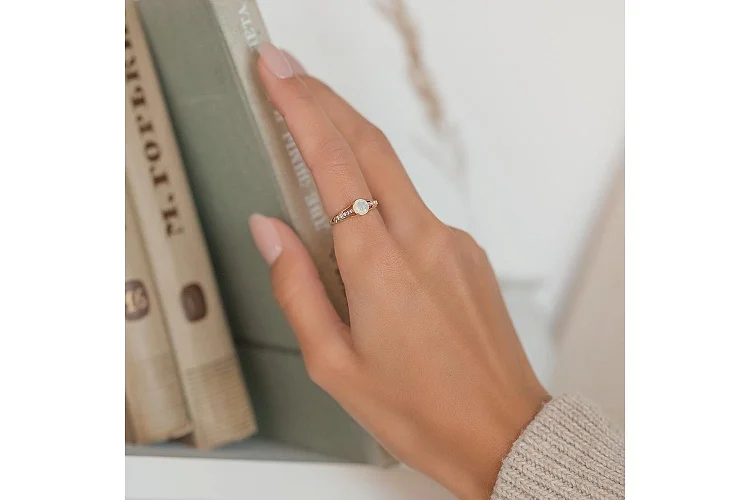 Кольцо из красного золота с опалом и 10 сапфирами