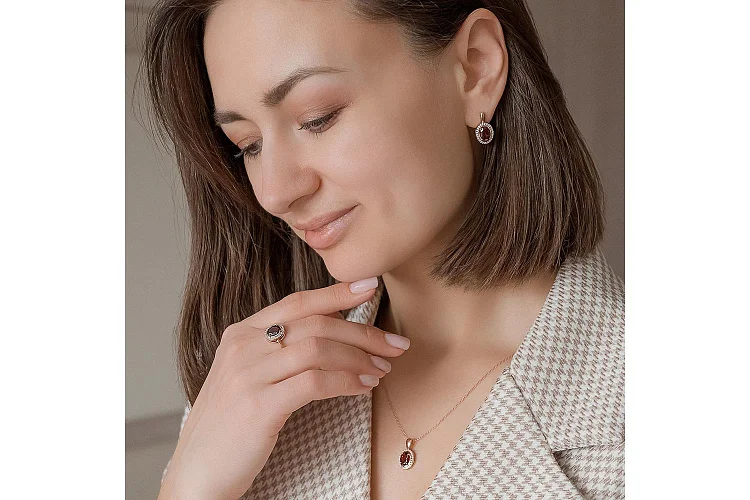 Кольцо из красного золота с гранатом и 26 фианитами