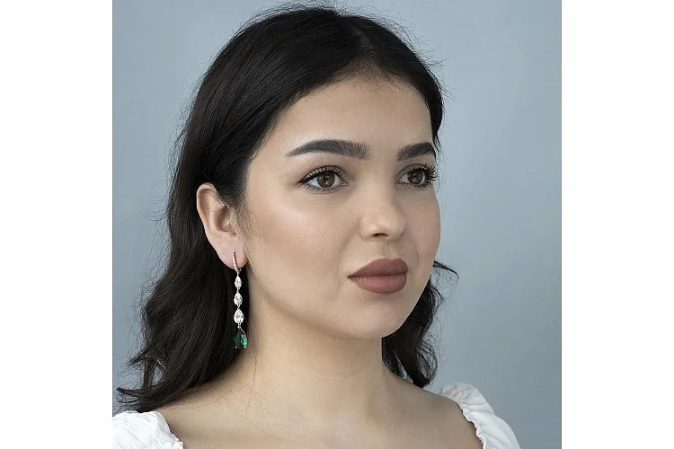 Серьги из красного золота с 2 изумрудами и 20 фианитами