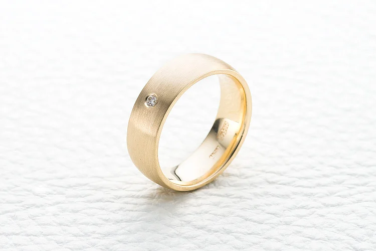 Кольцо из жёлтого золота с бриллиантом