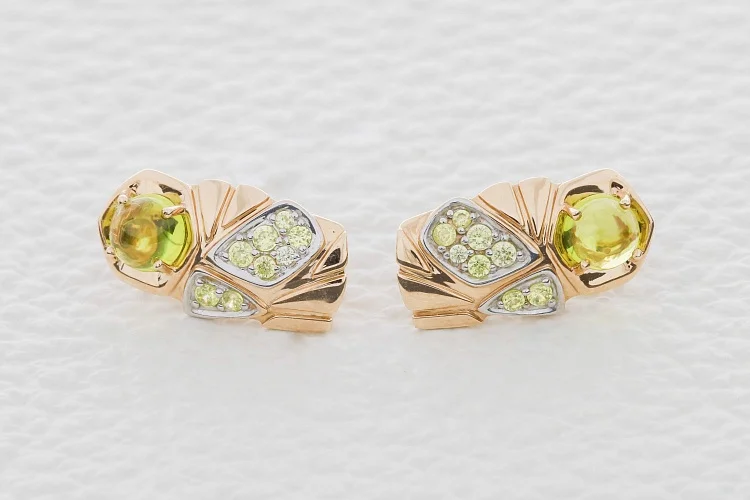 Серьги из красного золота с 2 хризолитами и 20 фианитами